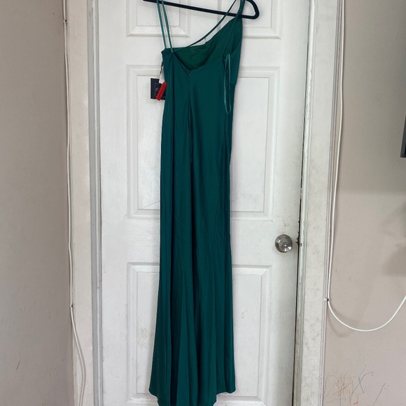 NWT Mac Duggal ONE SHOULDER DOUBLE STRAP SATIN GOWN Size 2 style 55385 - Picture 4 of 11